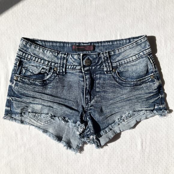 No Boundaries Women Shorts 4 Blue Denim Cutoff Frayed Hem Button 2" Inseam - Picture 1 of 9